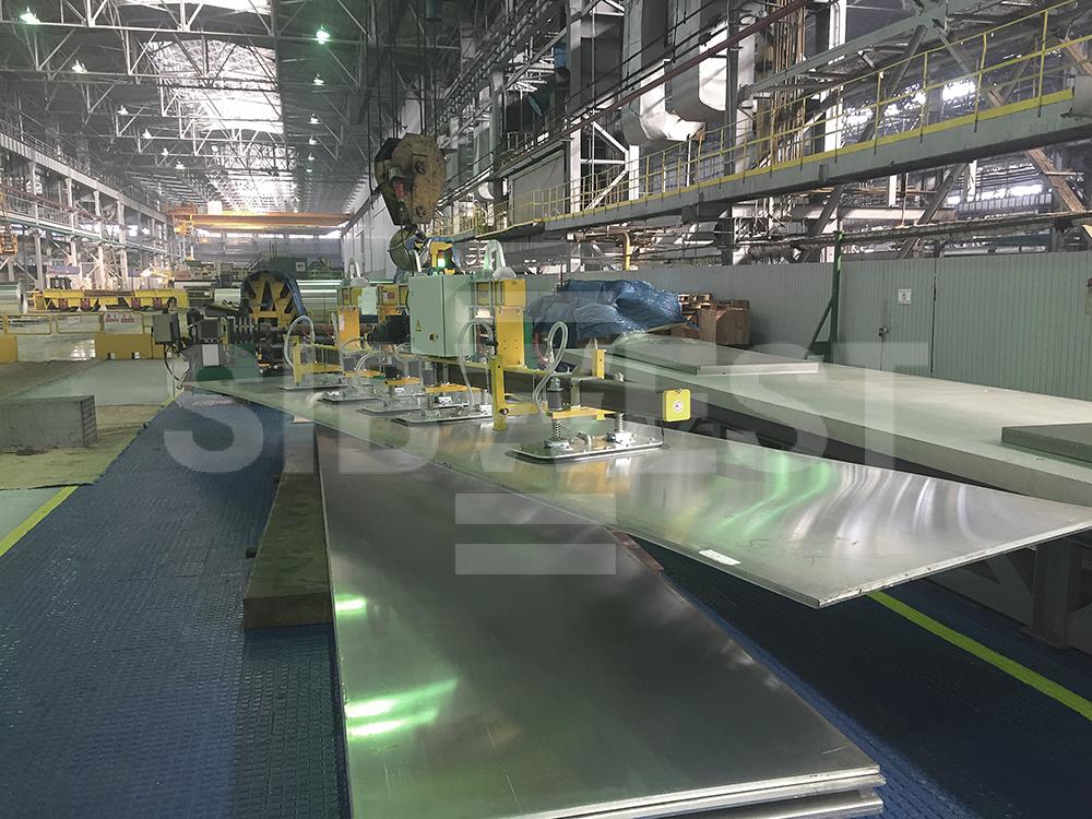 Перемещения алюминиевых плит в производственном цехе